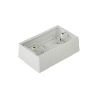 Caja de sobreponer rectangular, color blanco, con base metalica para tornillos
